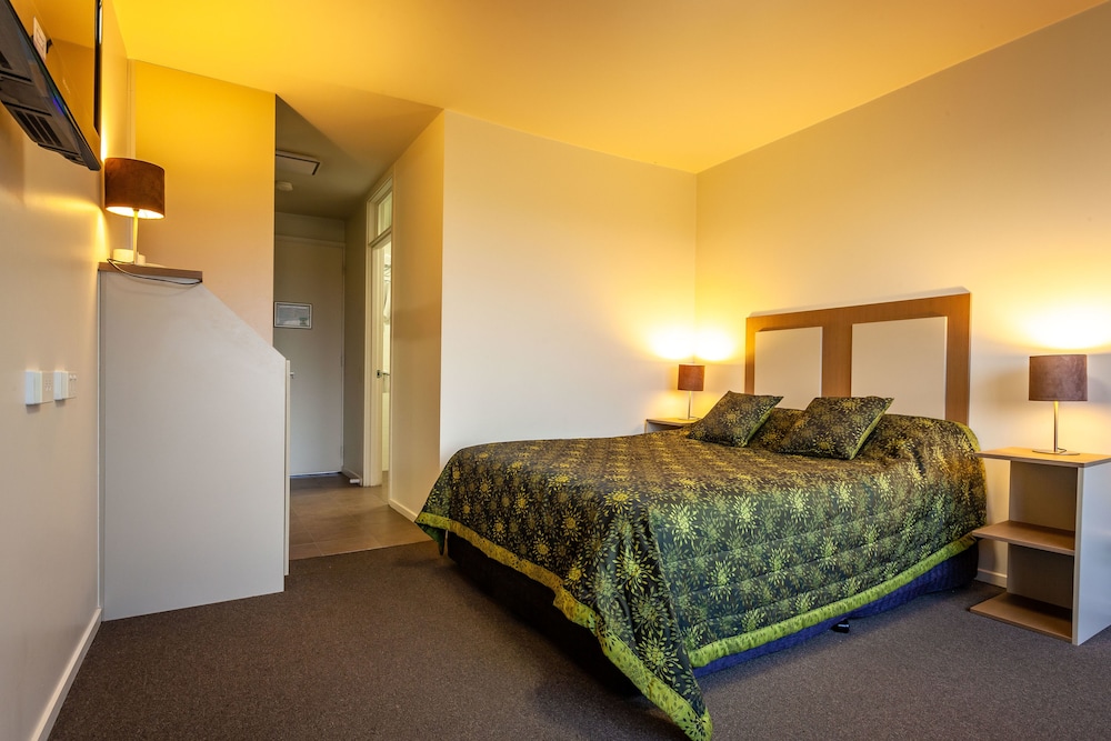 Standard Room, 1 Queen Bed photo 1