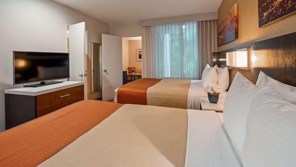 Suite, 2 Queen Beds, Non Smoking, Balcony thumbnail 5