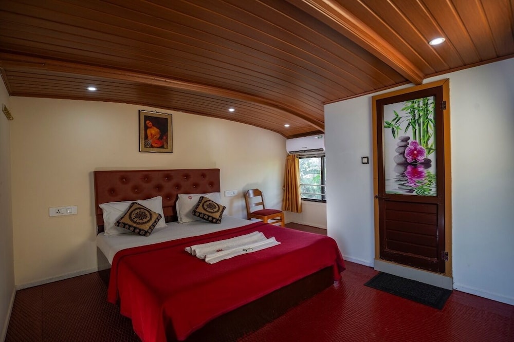 Two Bed Deluxe A/C Houseboat (AC timings- 0800PM-0800AM)