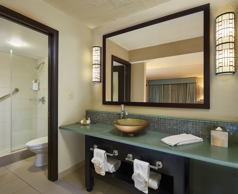 Junior Suite, 1 King Bed, Accessible, Bathtub thumbnail 6