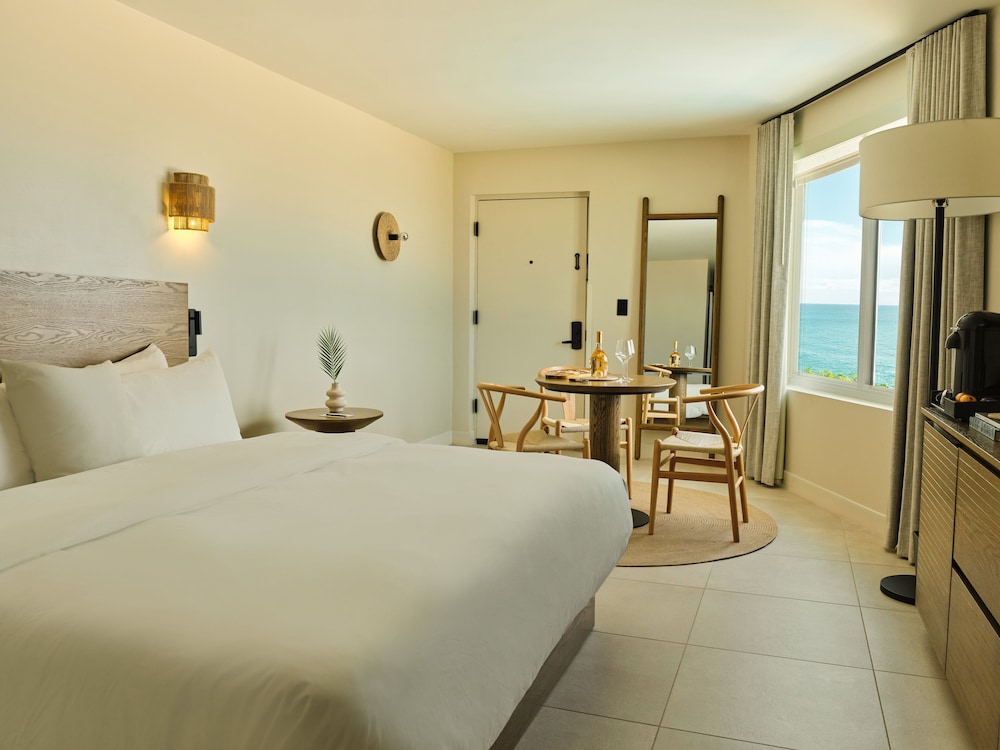 Executive Studio Suite, 1 King Bed with Sofa bed, Ocean View, Corner - Photo 1