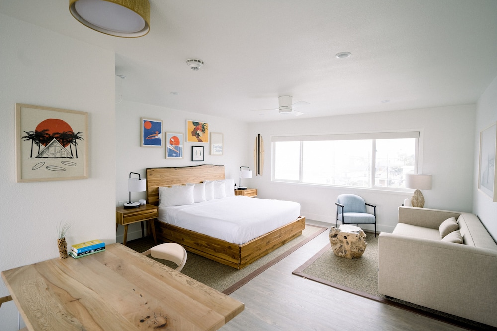 Peaceful Partial Ocean View King Room photo 1