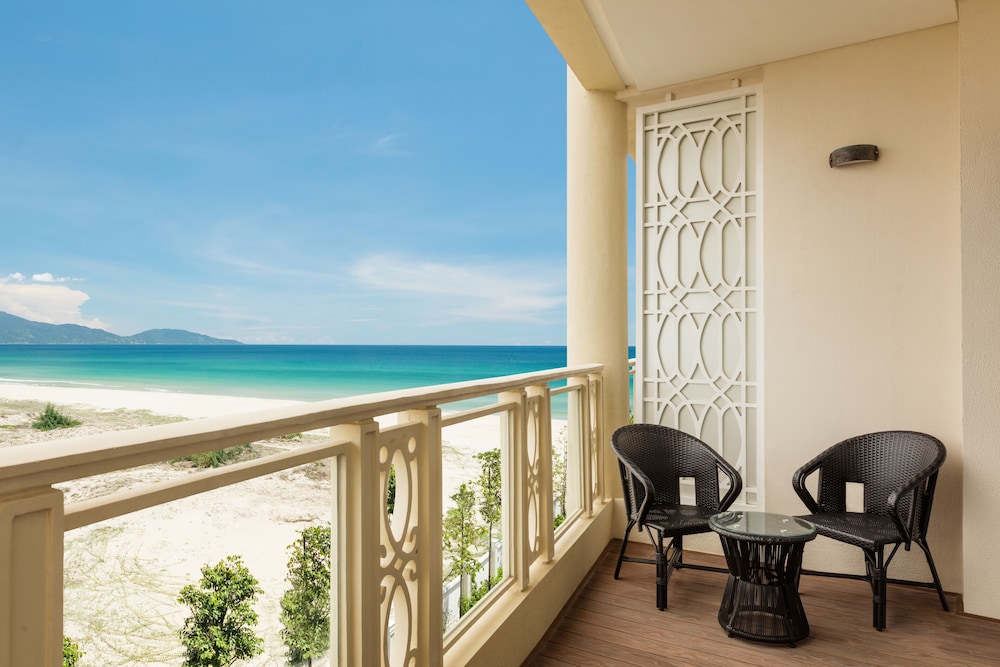Room, 1 King Bed, Non Smoking, Partial Sea View photo 3