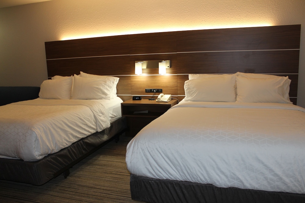 Standard Room, Multiple Beds - Photo 8