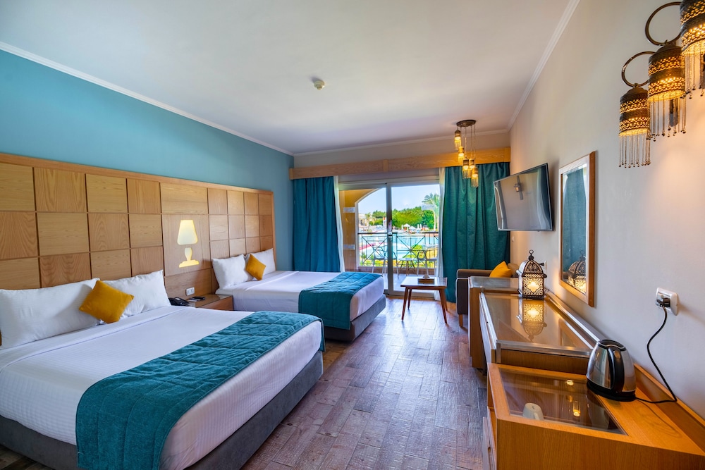 Superior Room, Pool View