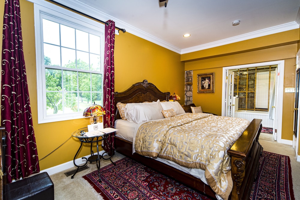 Luxury Suite, 1 King Bed, Jetted Tub, Garden View photo 1