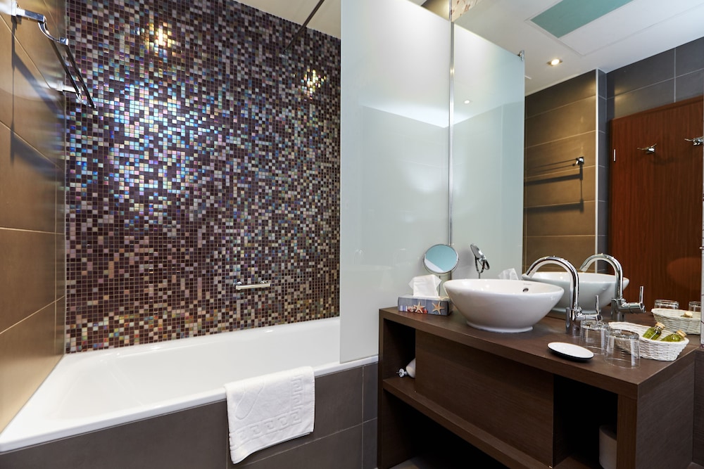 Superior Double Or Twin Room, Partial Lake View, Ground Floor photo 2