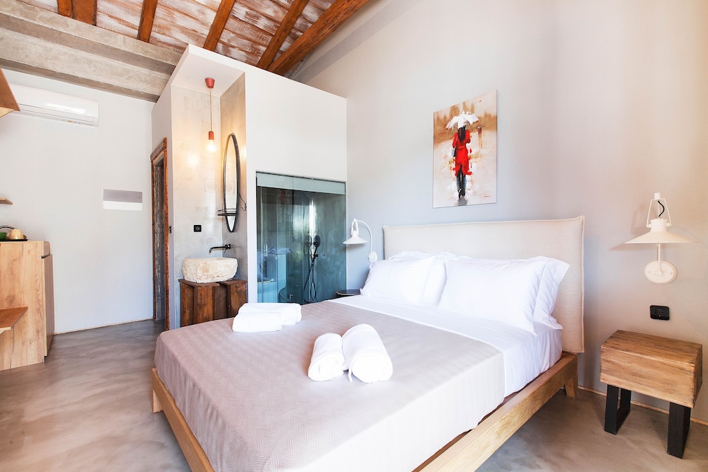 Double Room, 1 Double Bed, Pool View photo 2