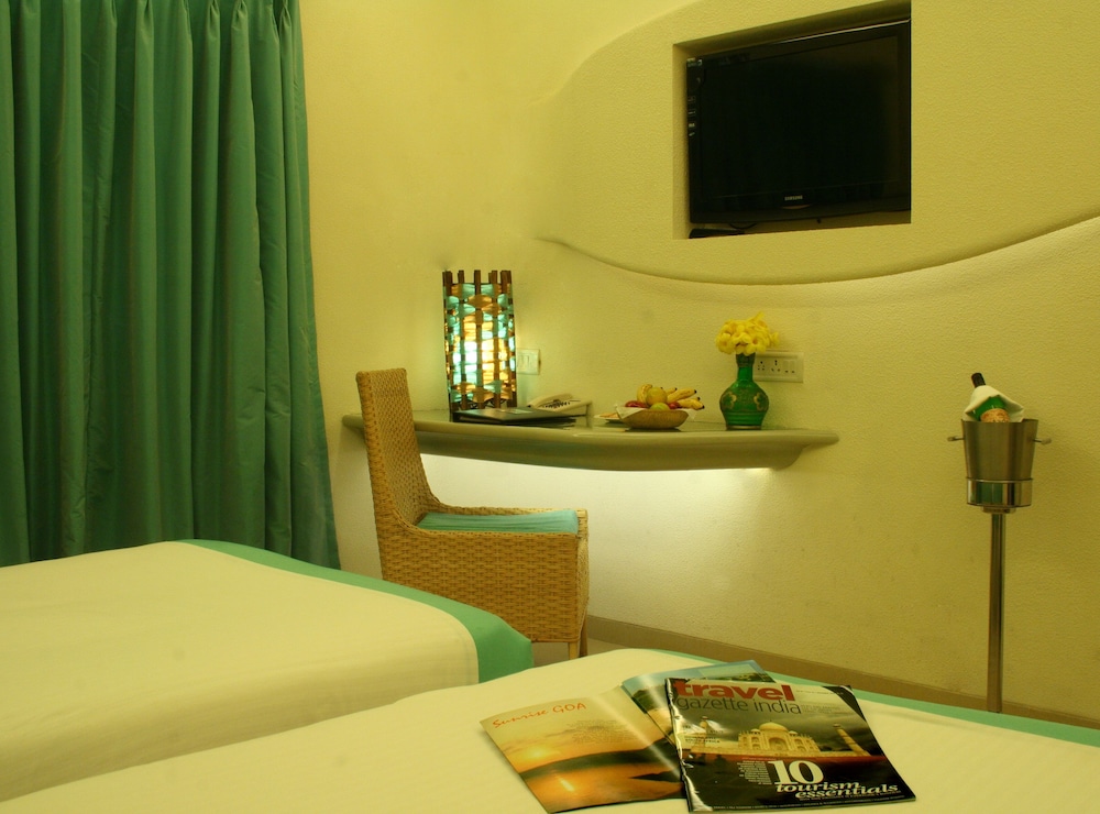 Deluxe Room, 1 Double Bed, Bathtub, Pool View photo 3