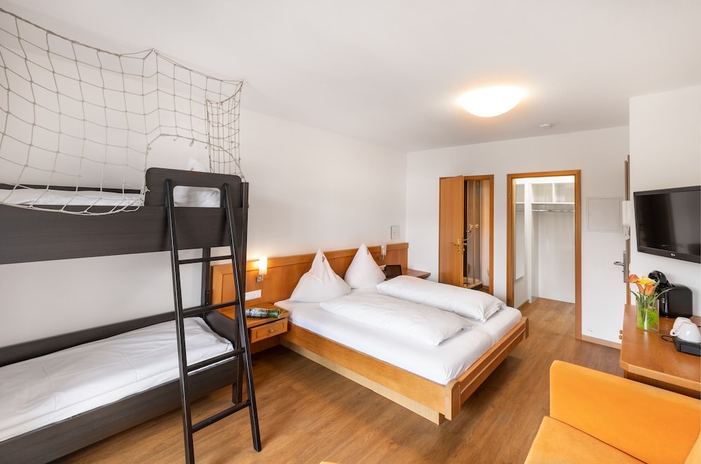 Family Room, 1 Bedroom, Balcony photo 2