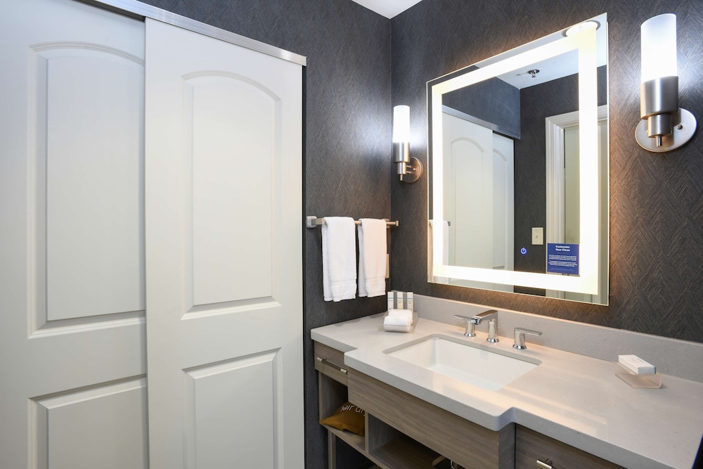 Two Bedroom King & Two Queens Suite - Photo 10