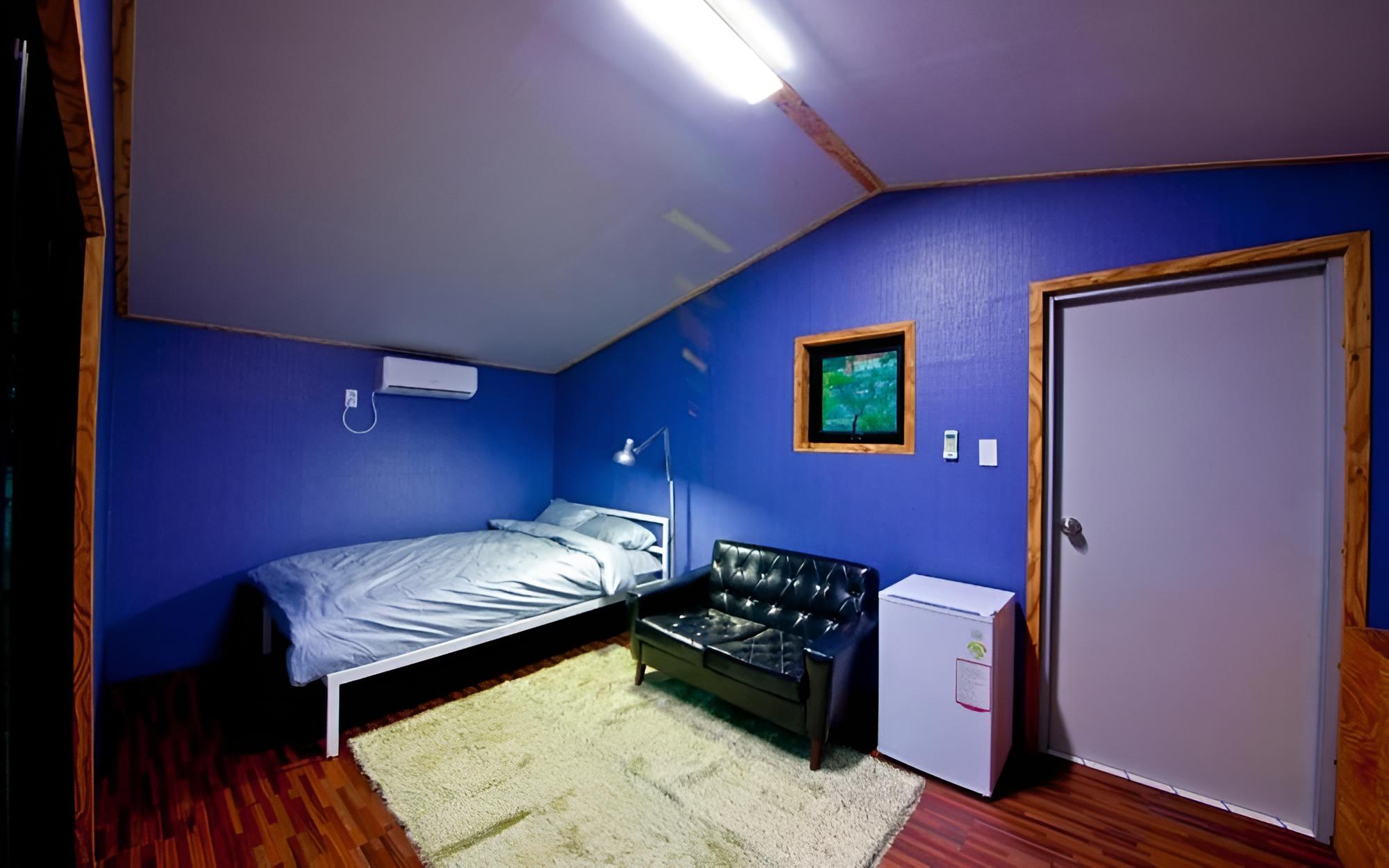Room (C1) photo 2