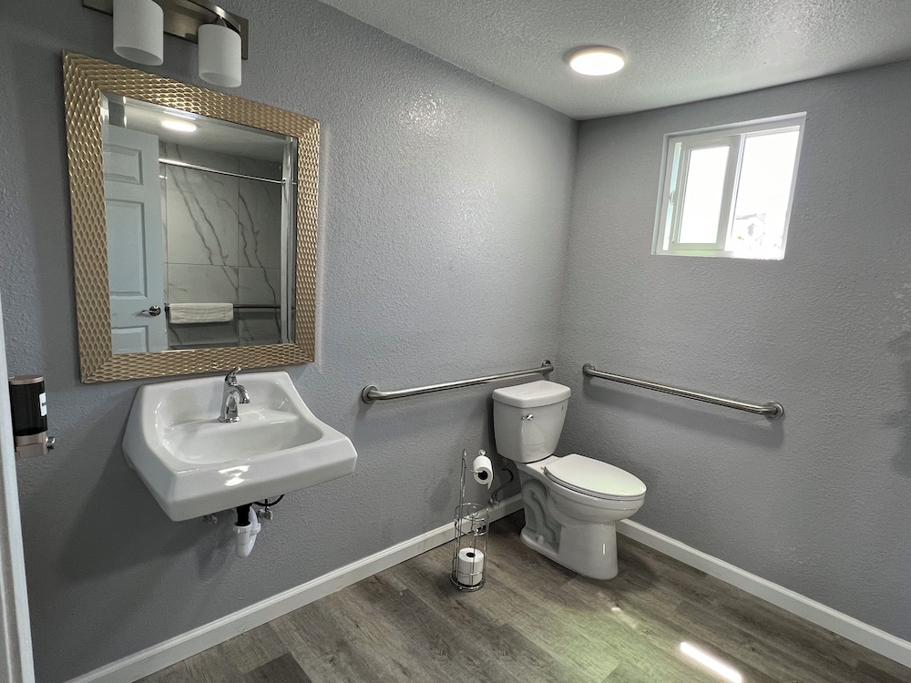 Standard Room, 1 Queen Bed, Accessible - Photo 3