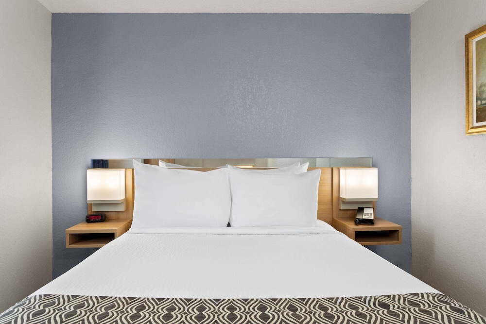 Room, 1 Queen Bed, Non Smoking - Photo 3