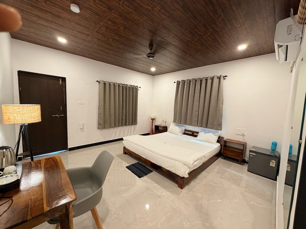 Luxury Room, 1 King Bed, Non Smoking, Resort View