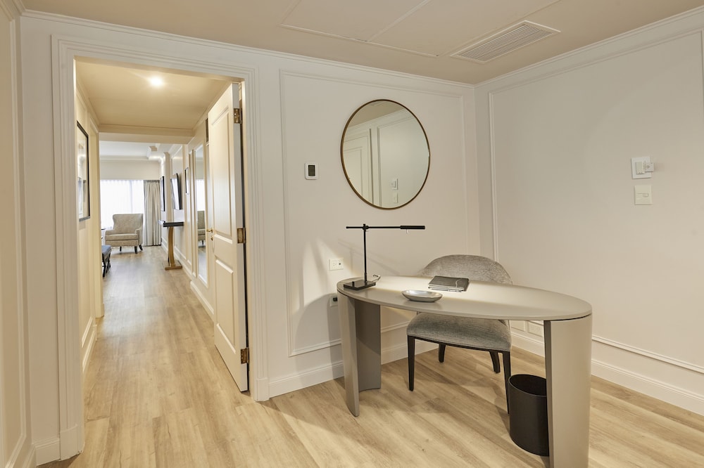 Suite, Corner thumbnail 5