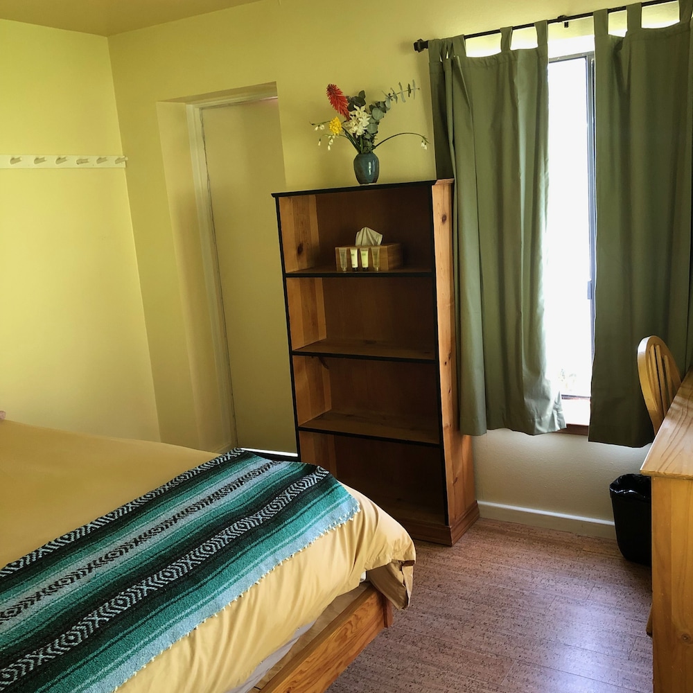 Sunrise Queen Bed (Shared Bath) photo 2