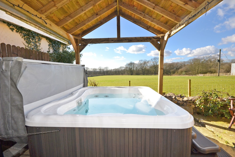 Signature Chalet, 2 Bedrooms, Hot Tub, Garden View photo 1
