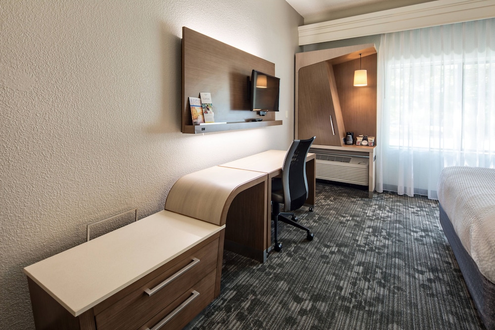 Room, 2 Queen Beds (Mobility Accessible, Tub) - Photo 4