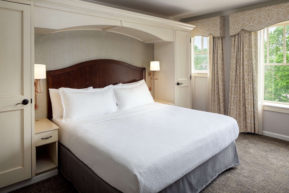 Deluxe Room, 1 King Bed with Sofa bed (Royal) - Photo 1