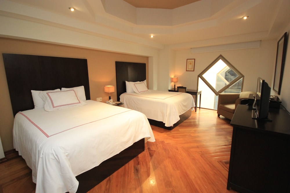 Standard Room, 2 Queen Beds photo 2