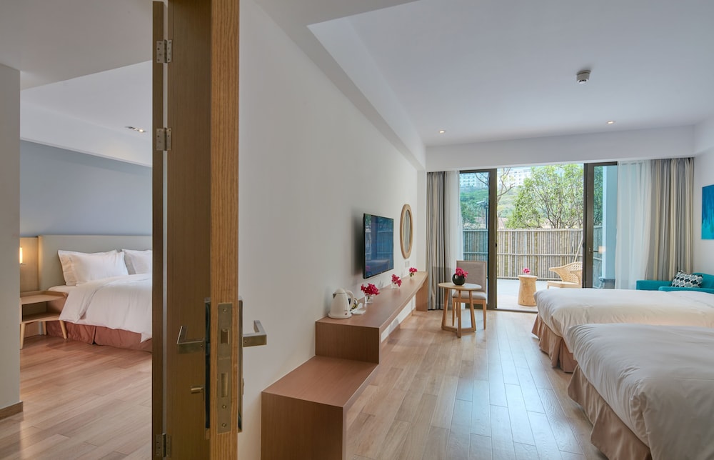 Standard Room, 1 King Bed, Balcony photo 3