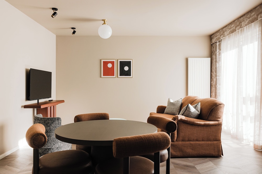 Suite - Photo 13