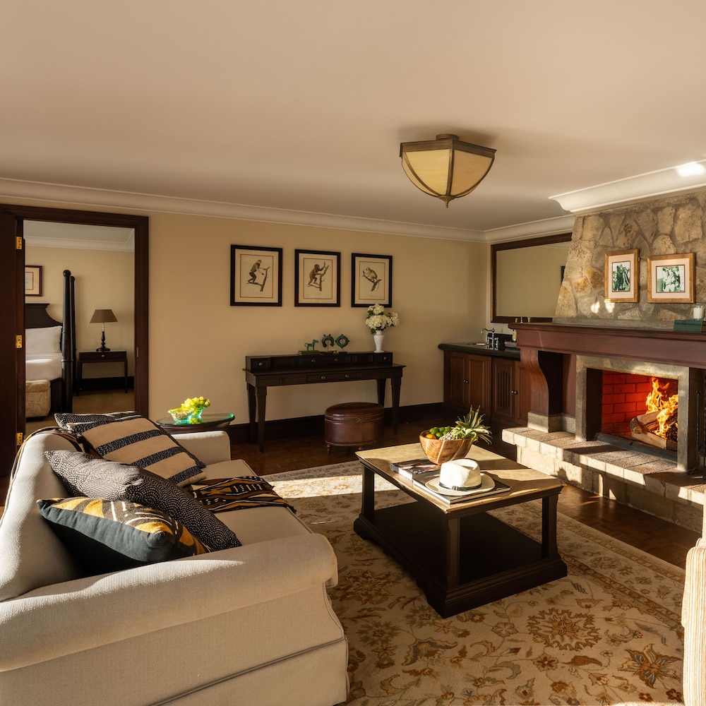 William Holden Two-Bedroom Suites- 1 king bed and 1 twin bed - Photo 9