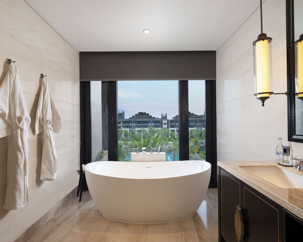 Deluxe Room, 1 Bedroom, Balcony, Garden View (Ocean Court) - Photo 7