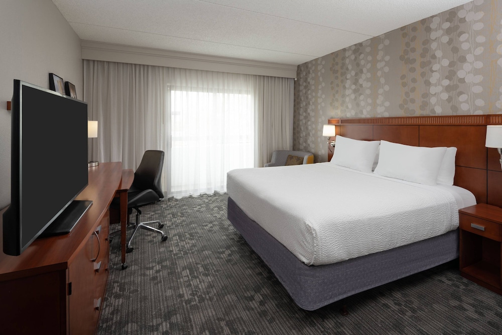 Room, 1 King Bed (Hearing Accessible) - Photo 4