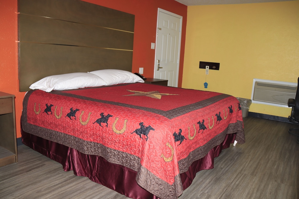 Standard Room, 1 King Bed, Non Smoking photo 2