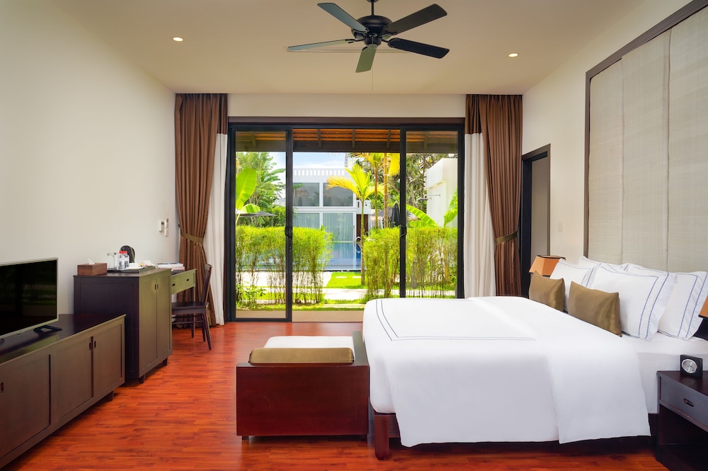 Suite with Pool View
