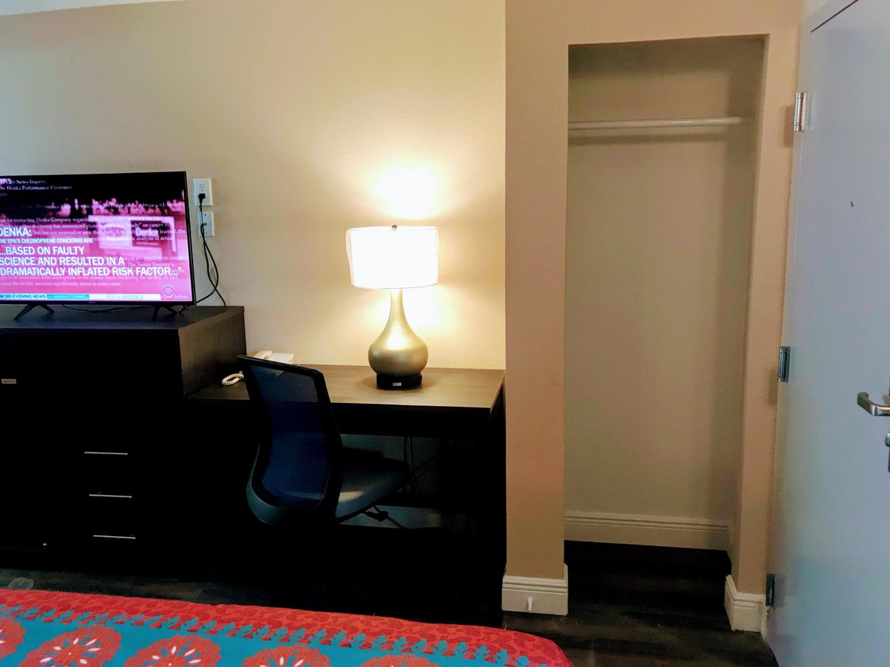 Queen Room with Two Queen Beds - Photo 12