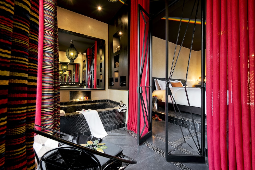 Deluxe Room thumbnail 6