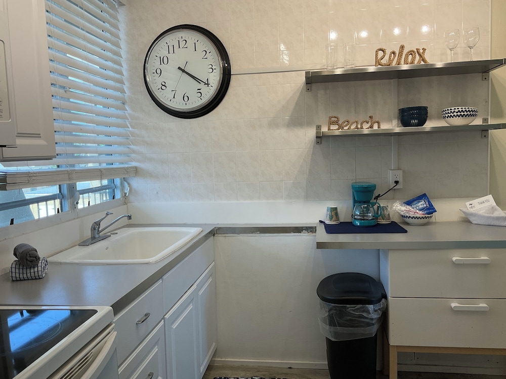 Business Suite, 1 King Bed, Kitchen, Courtyard View, photo 6