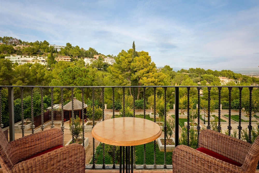 Classic Room, 1 Double Bed, Balcony, Garden View (Balcony) thumbnail 5