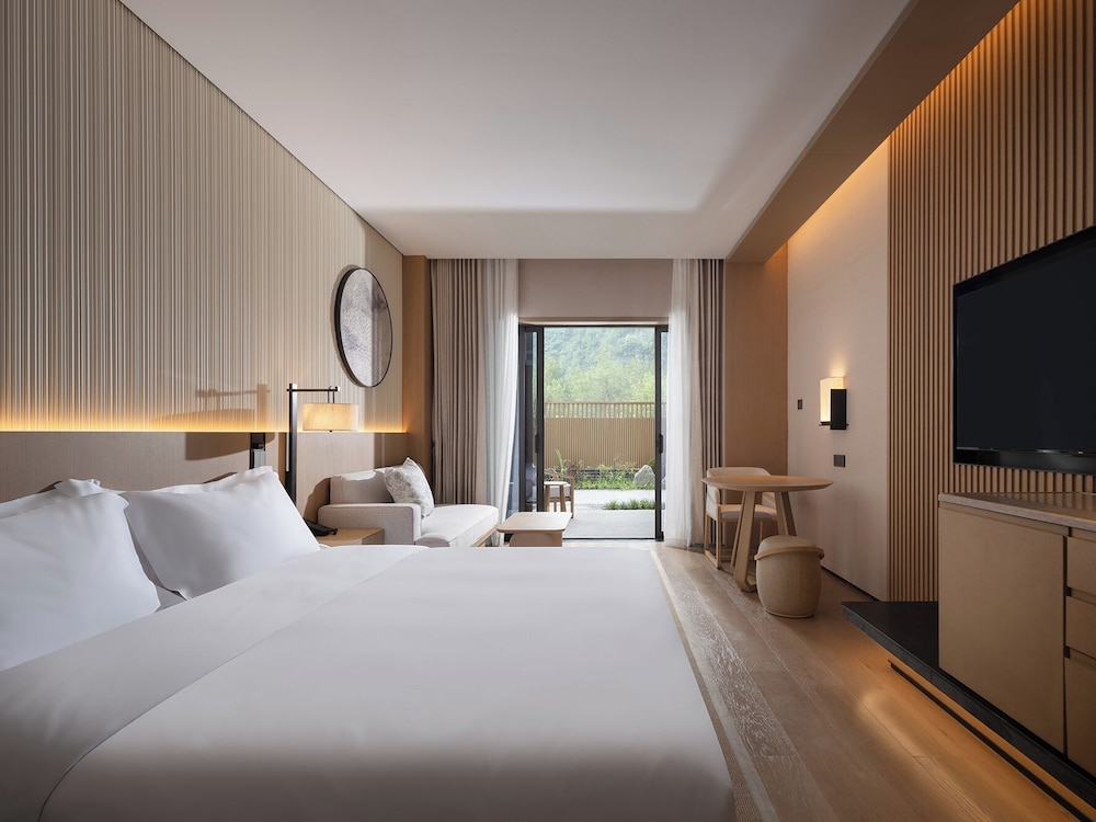 Room, 1 King Bed, River View photo 3