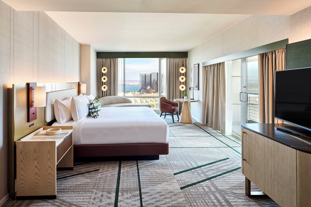 Deluxe Room, 1 King Bed, Accessible, City View (Roll-in Shower)