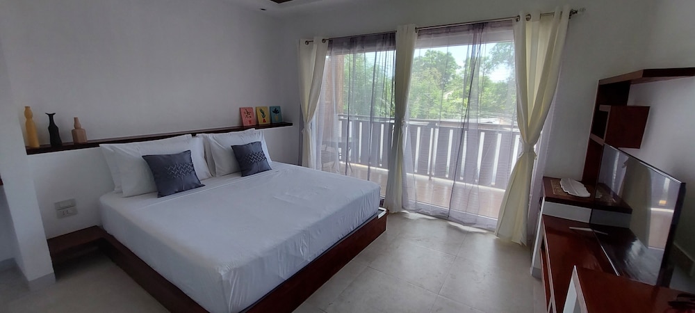 Deluxe Room - Photo 11