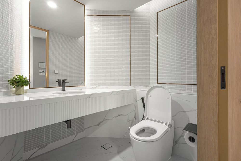 One Bedroom Regency Suite - Modern Style thumbnail 5