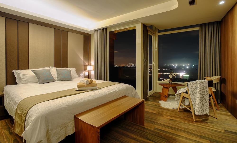 Luxury Double Room, 1 King Bed, Balcony, Ocean View photo 2