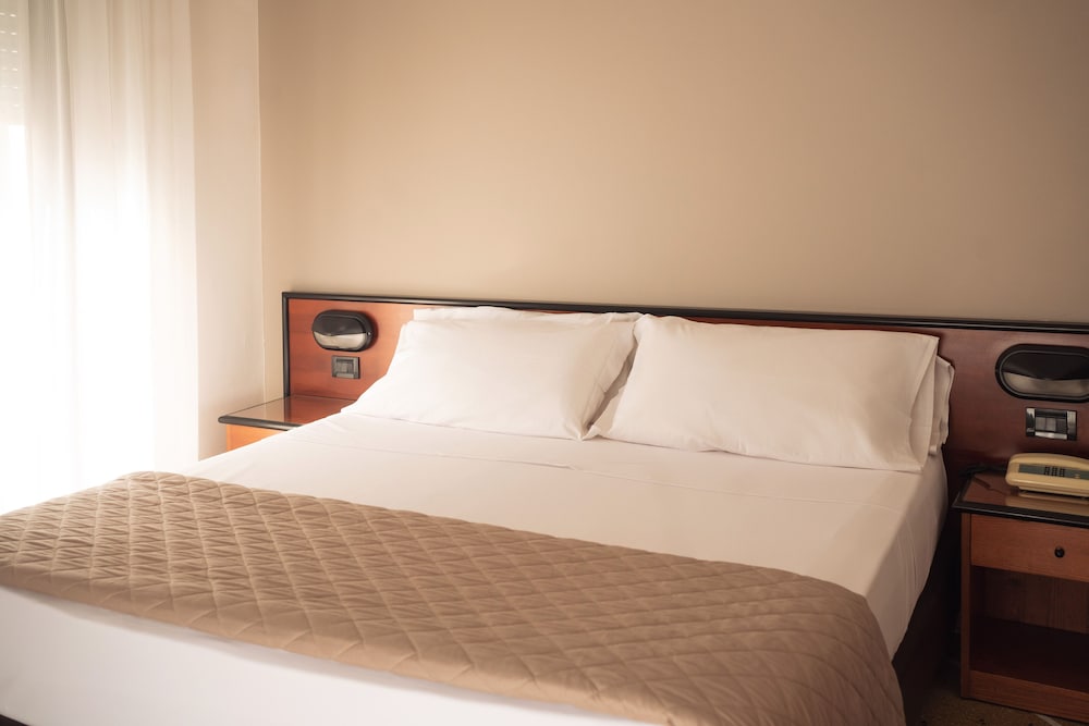 Standard Double or Twin Room - Photo 3