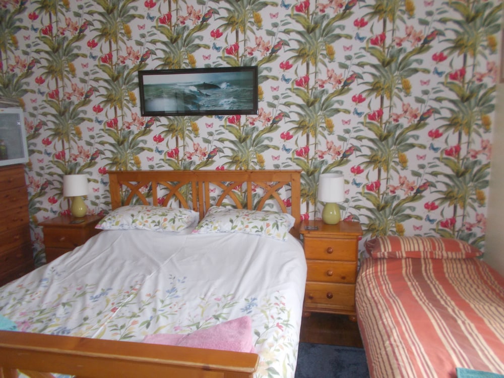 Basic Triple Room, 3 Twin Beds photo 3