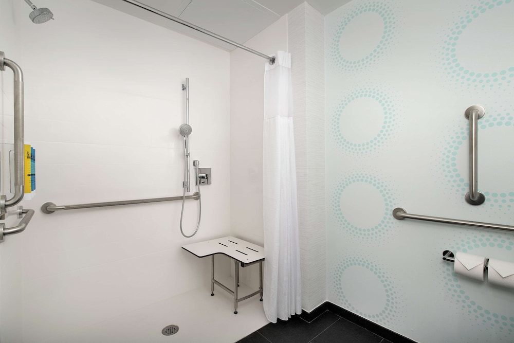 Room, 2 Queen Beds, Accessible (Roll-In Shower) - Photo 5