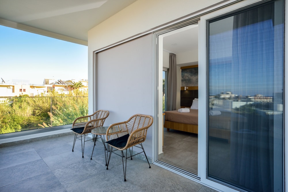 Two Bedroom Suite with Balcony - Photo 7