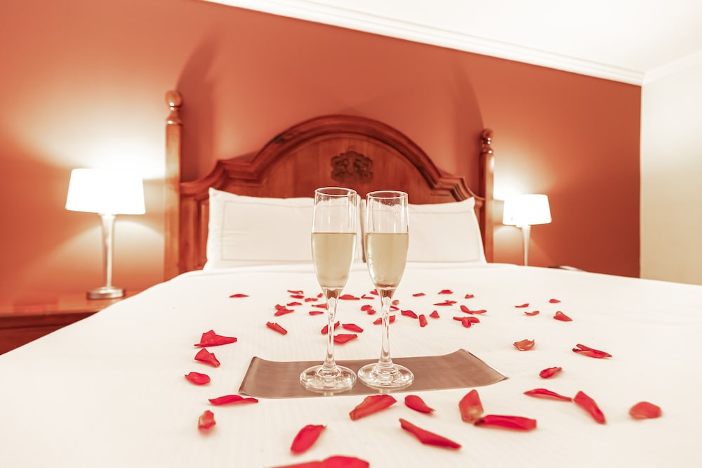 Junior Suite, 1 King Bed, Jetted Tub photo 3