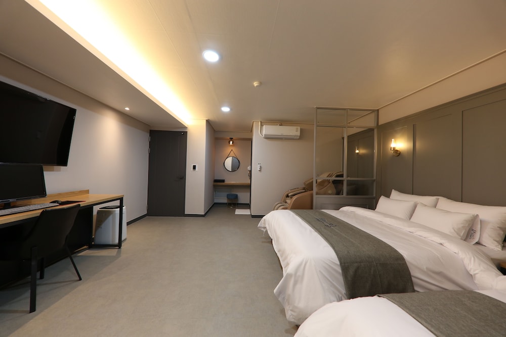 Suite (Massage Chair) - Photo 2
