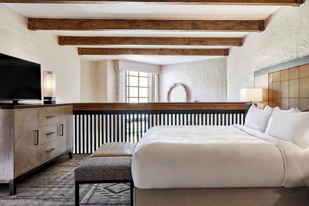Suite, 1 King Bed, Mountain View - Photo 1
