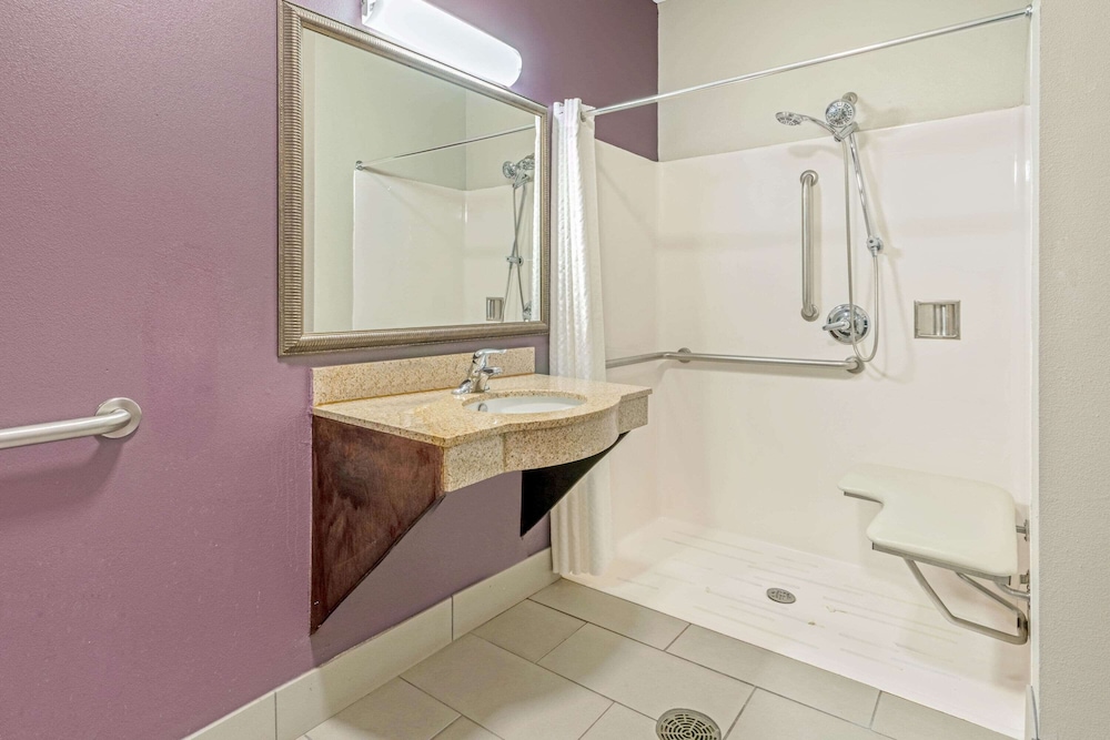 Deluxe Room, 1 King Bed, Accessible, Non Smoking (Bathtub w/ Grab Bars) - Photo 3