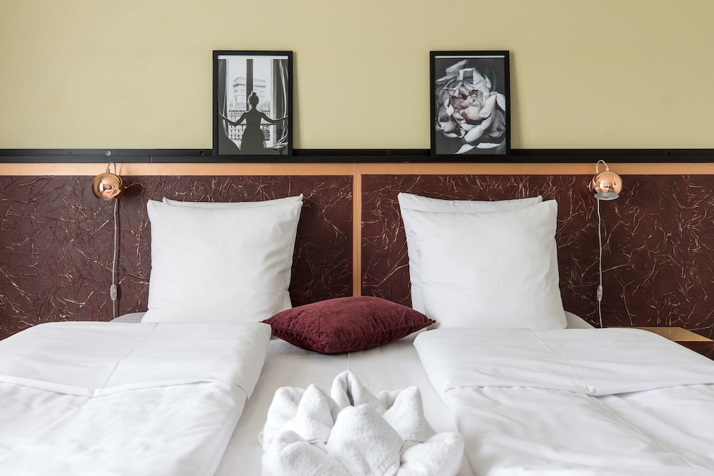 Business Room, 1 King Bed, Bathtub, River View - Photo 2